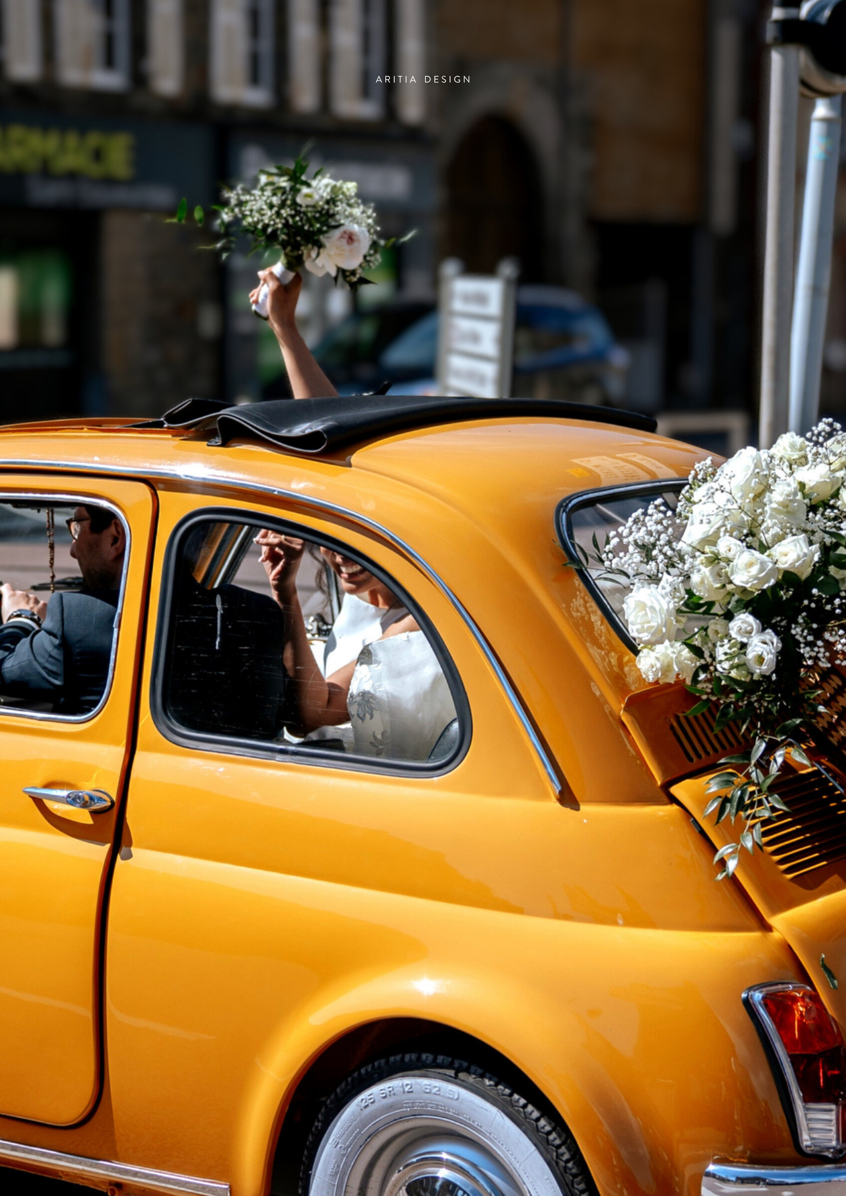 Voiture des mariés Fiat 500 fleurie