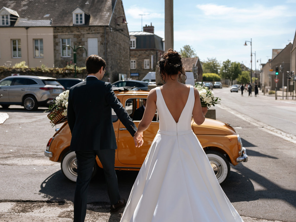 Couple de mariés devant voiture vintage, Aritia Design