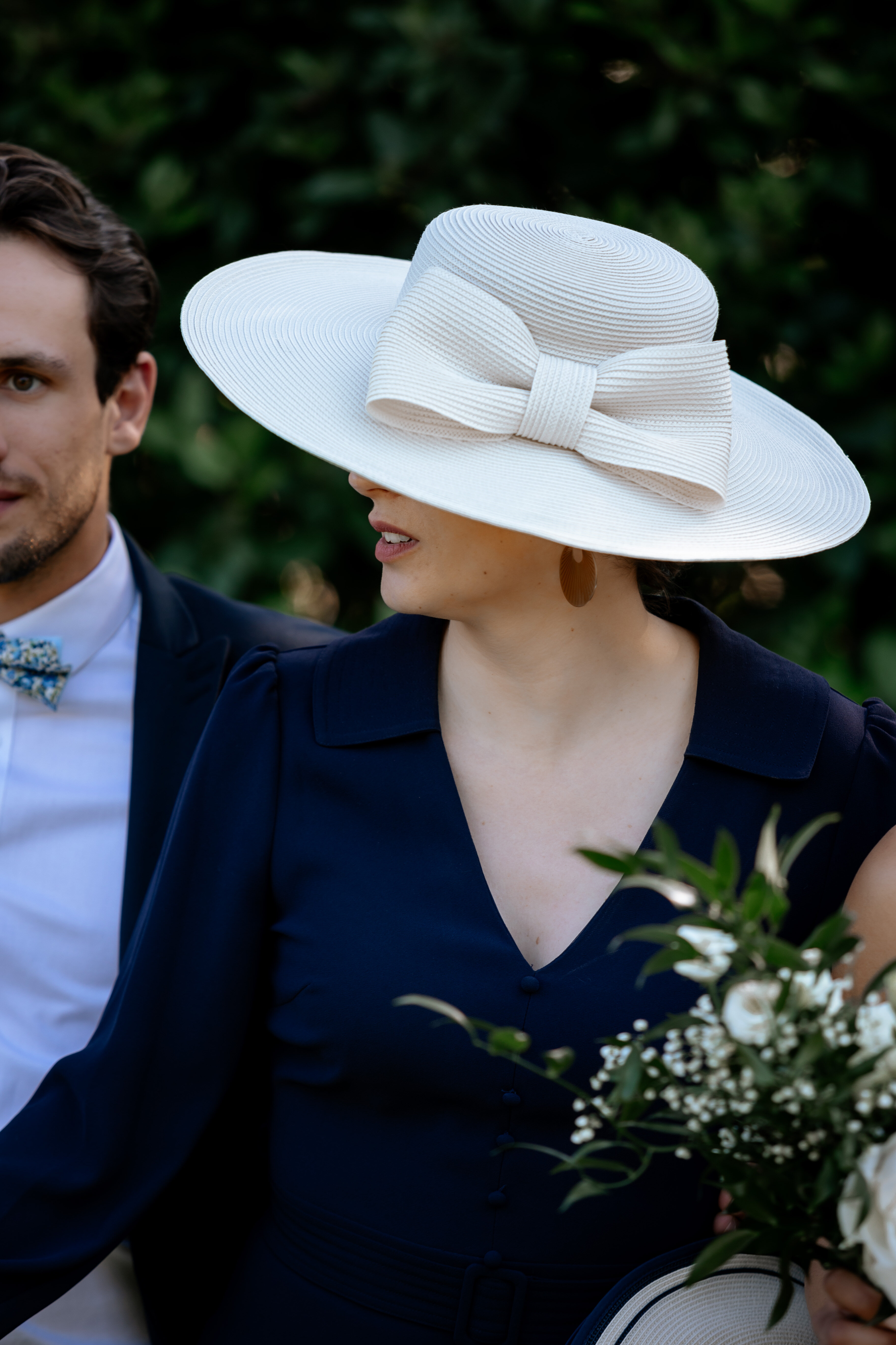 Invitée de mariage au chapeau blanc, Aritia Design
