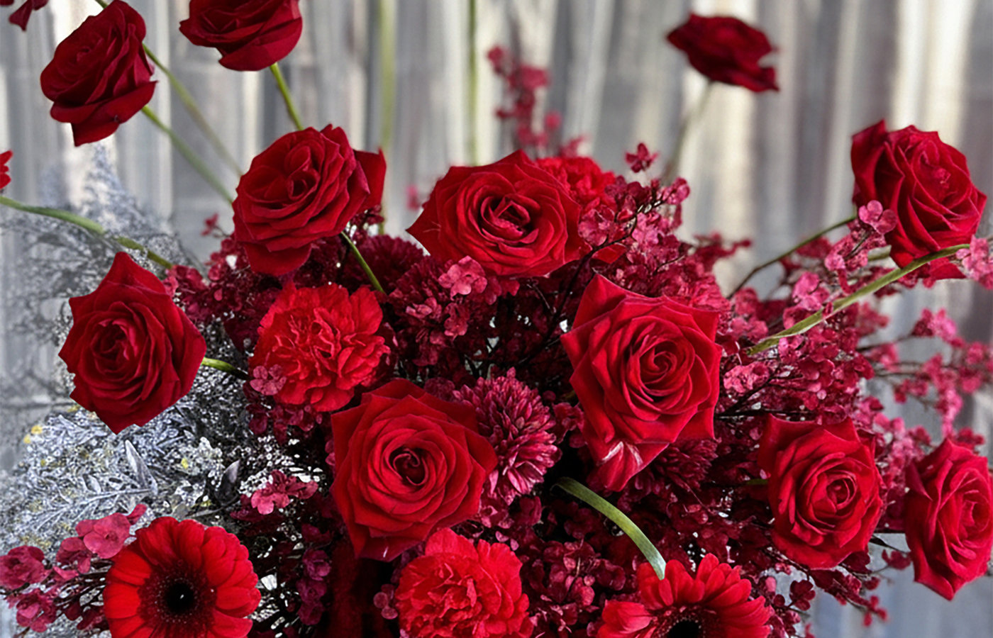 Gros plan fleurs rouges de mariage, Aritia Design