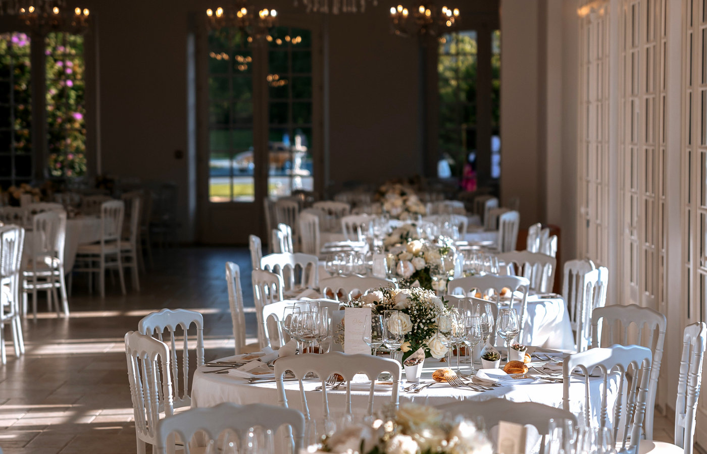 Salle de réception de mariage avec tables dressées, Aritia Design