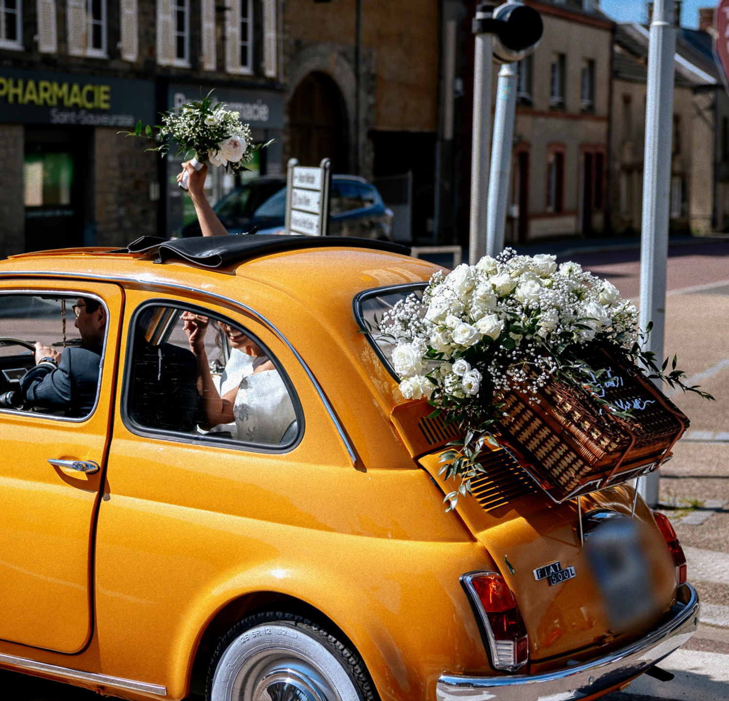 Voiture de mariage orange ornée de fleurs blanches, Aritia Design
