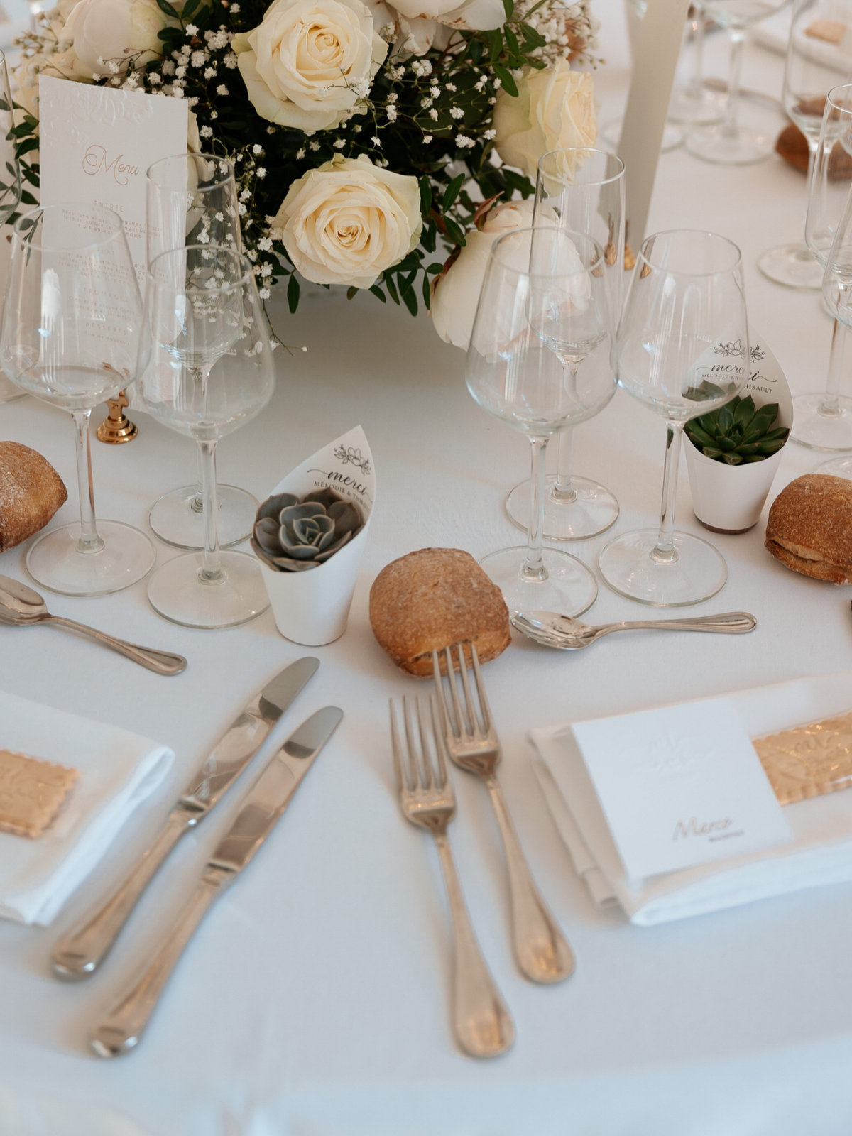 Table dressée, roses blanches