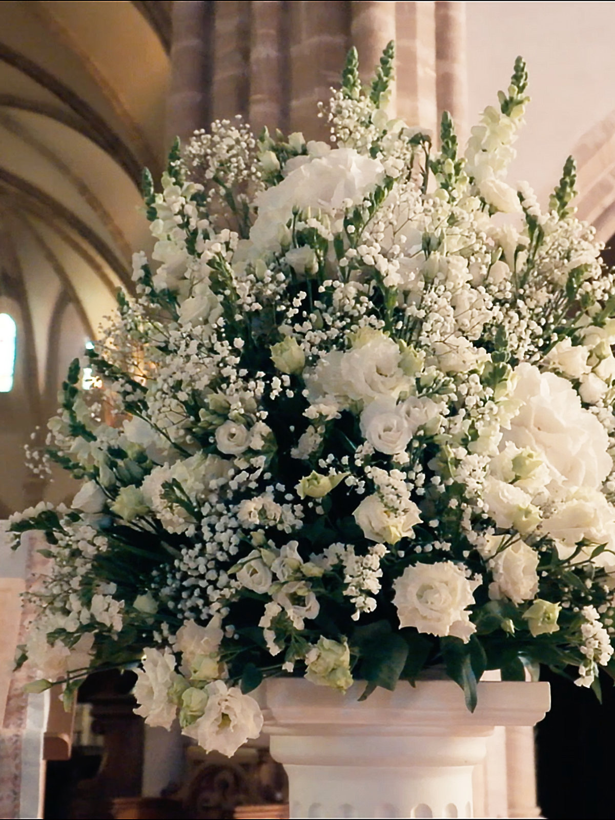 Composition florale, église