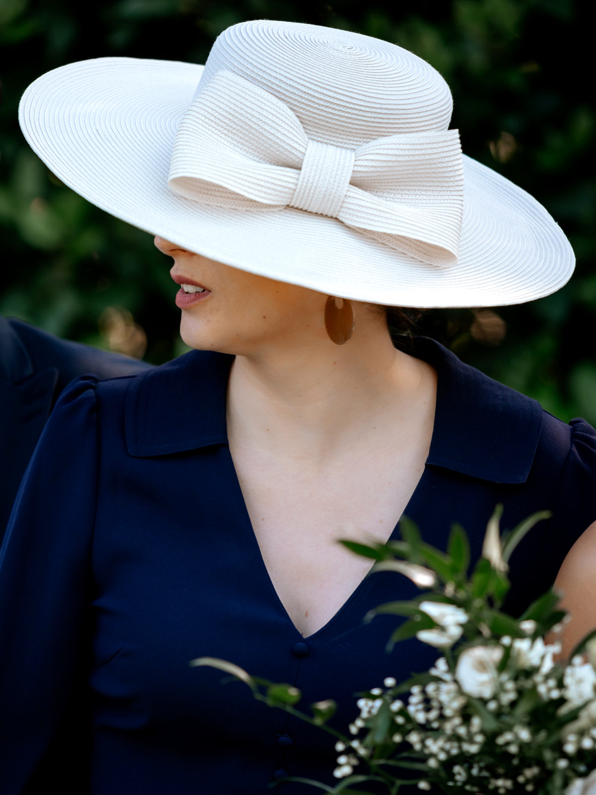 Invitée, chapeau blanc