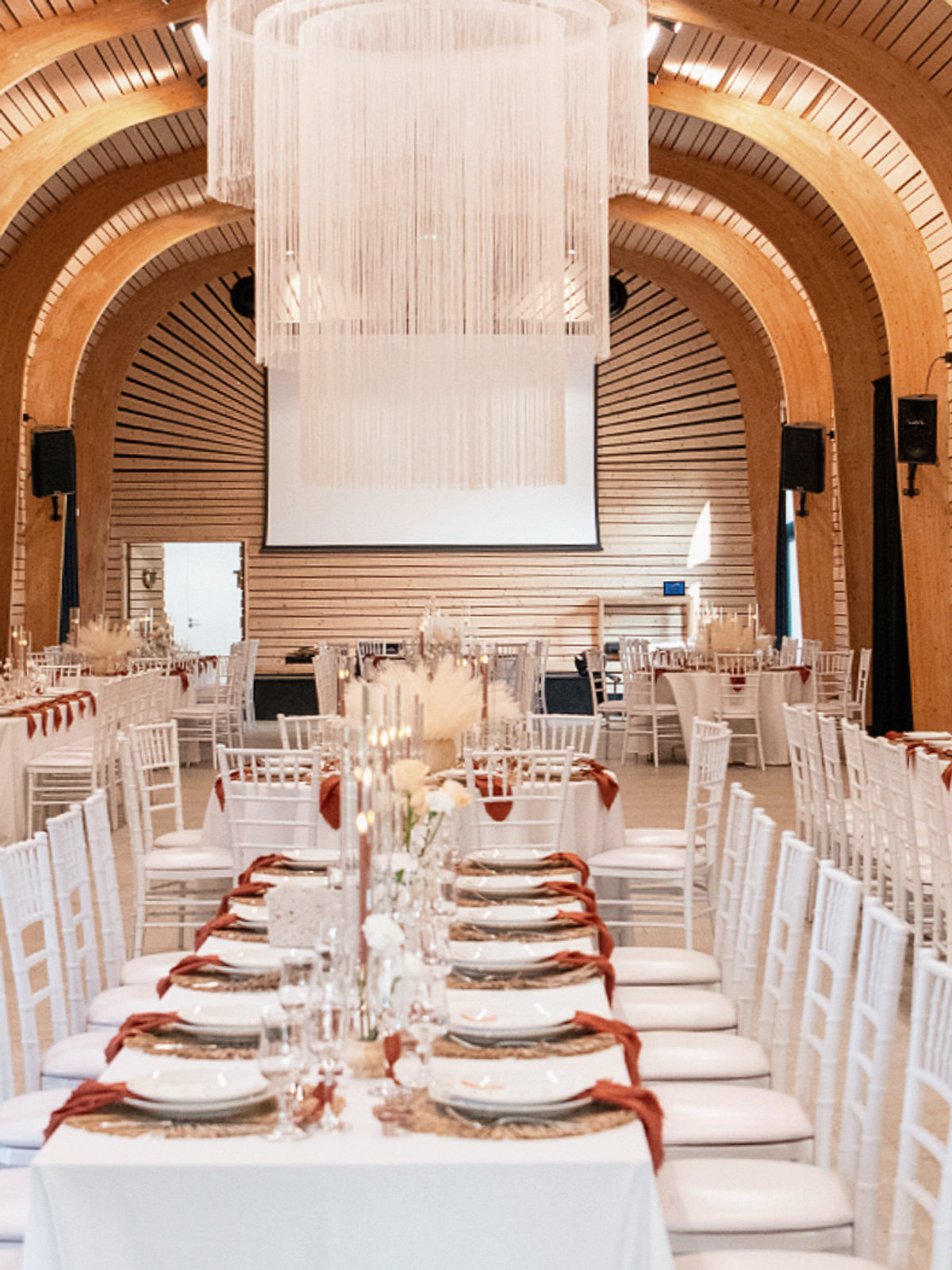 Salle longue, suspensions
