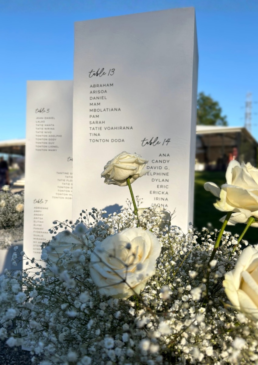 Colonnes plan de table avec roses blanches