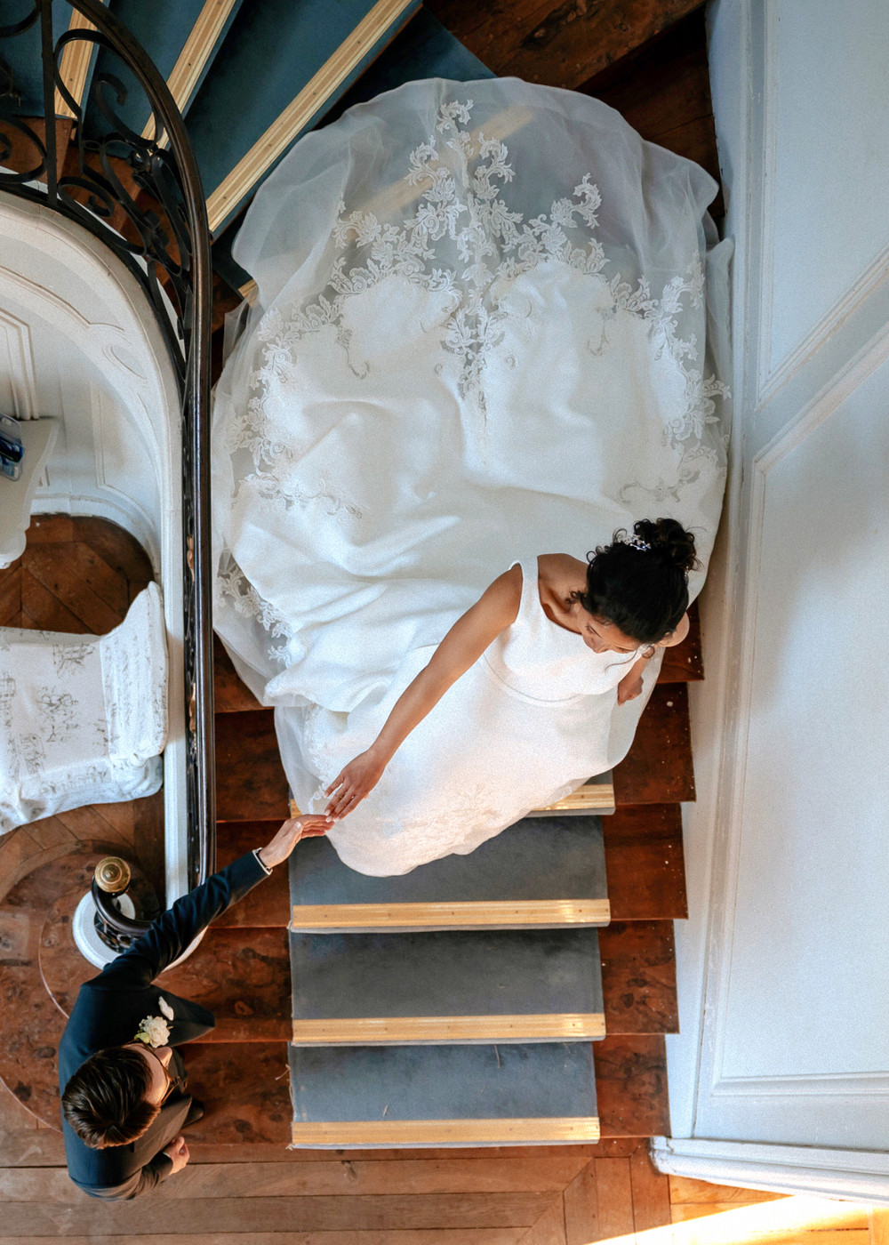 Mariée vue d'en haut dans l'escalier